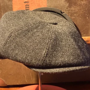 Hat - Paperboy Sixpence / Flatcap - Koksgrå Pom Pom Topper Small