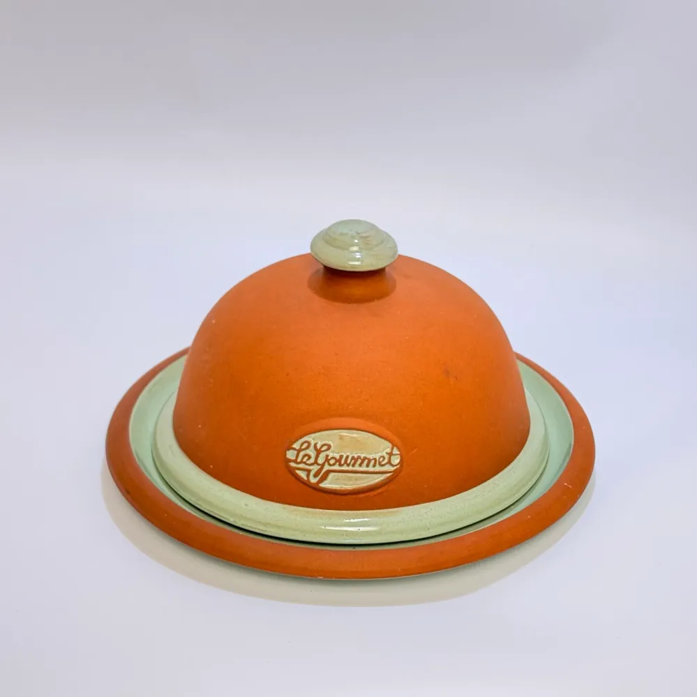 Serveringsfad med klokke i stentøj – Le Gourmet – terracotta og grøn – vintage