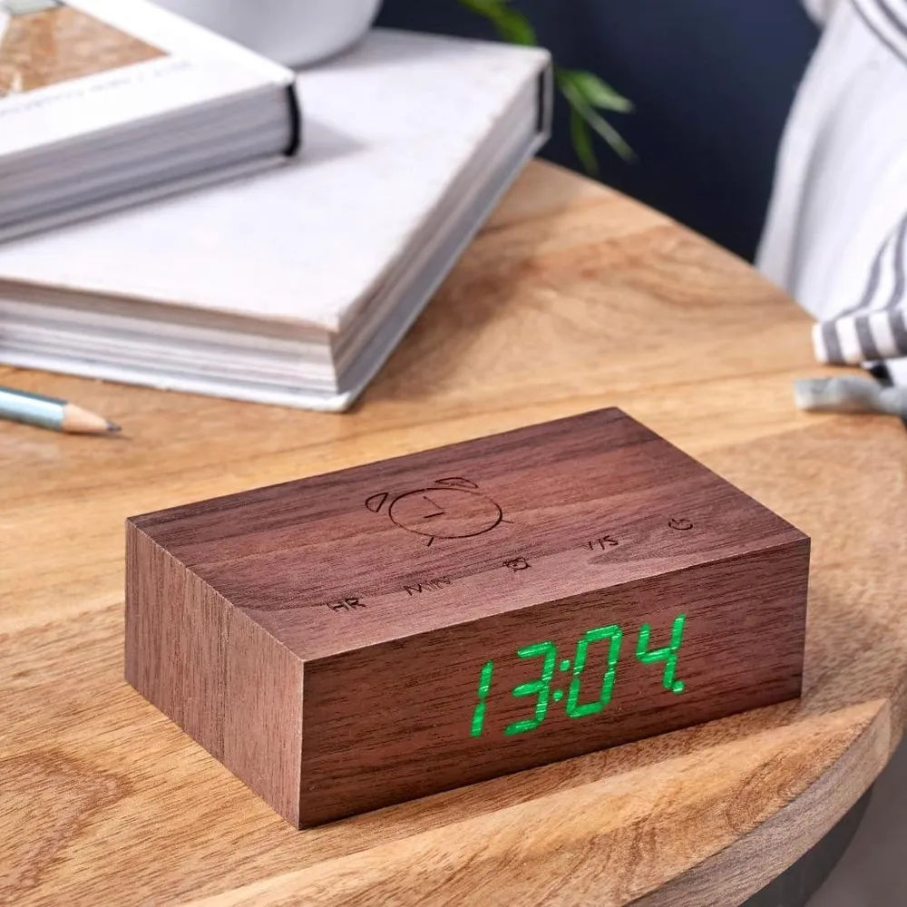 Flip Click Clock - Vækkeur i Træ - Walnut
