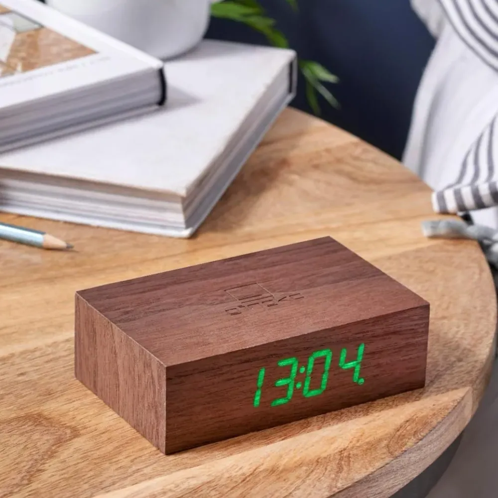 Flip Click Clock - Vækkeur i Træ - Walnut